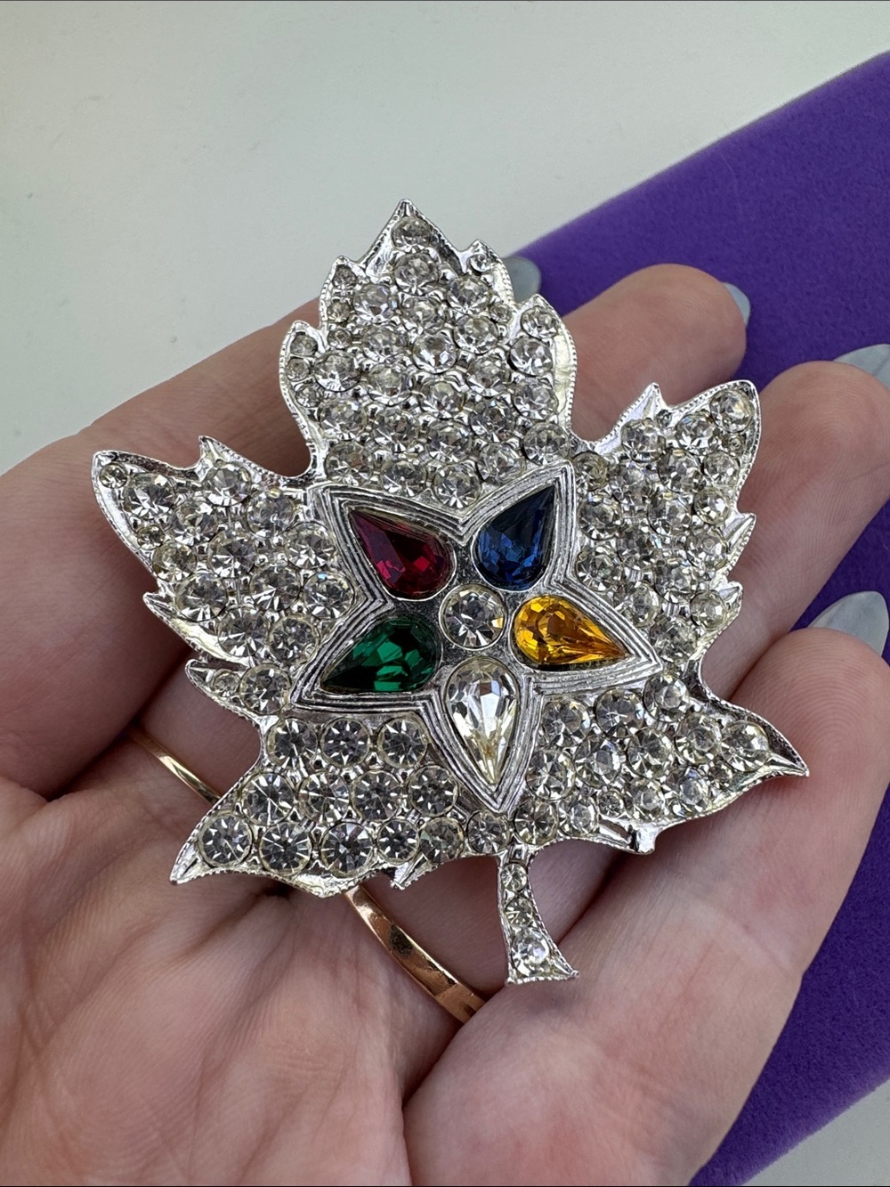 💛 Vintage Silver Tone Rhinestone Maple Leaf Brooch with Multicolor Gems - Picture 4 of 4